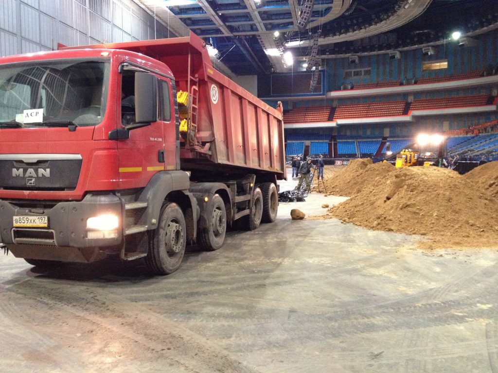 СТК МИЛСТРОЙ выгружает глину на арену в СК "Олимпийский" для шоу Монстер Мании.